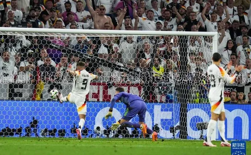 长征娱乐度小满支付震撼！排球盛事：最新女排运动赛事海报设计